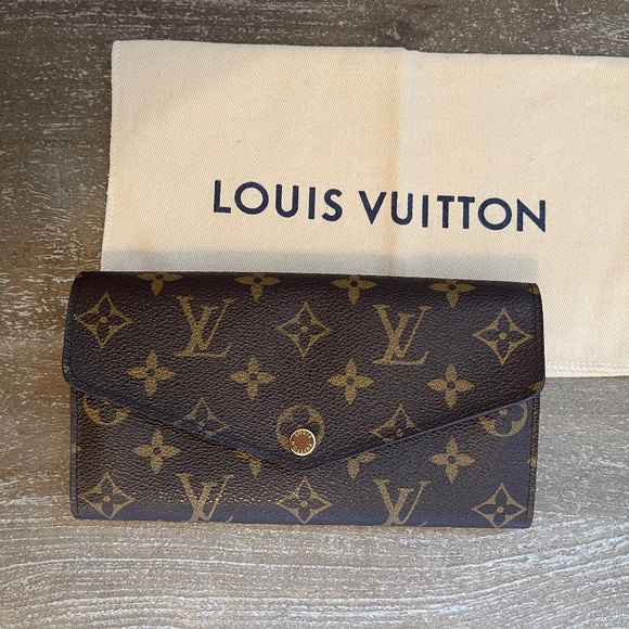 Louis Vuitton Sarah Wallet in Monogram - Picture 1 of 4